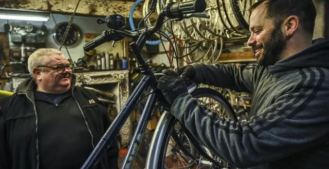 photo  pendant douze semaines, alain hervé, qui prend sa retraite, a transmis son savoir-faire à sylvain mouret, dans le petit atelier de réparations de cycles de la rue sieyès, au mans.  &copy;  le maine libre – denis lambert 