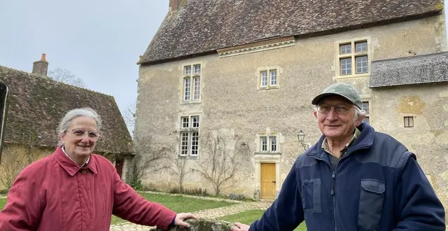 photo  geneviève et jean-claude, tous deux fondus de vieilles pierres, ont restauré avec grande minutie un manoir à coudrecieux, à l’est de la sarthe.  &copy;  ouest-france 