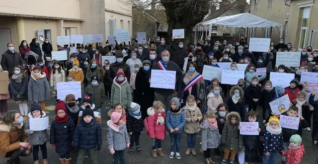 photo  les parents d’élèves de l’école claude-monet et les élus de degré sont bien décidés à mener le combat pour éviter la suppression de la cinquième classe, qui serait lourde de conséquence pour les enfants et l’équipe éducative.  &copy;  photo le maine libre 