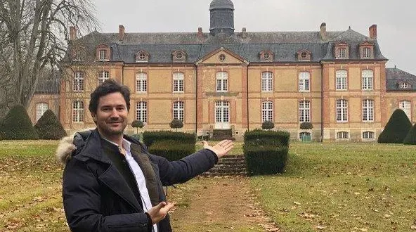 photo  pierre-emmanuel lecot, nouveau propriétaire, devant le château de lauresse.  &copy;  le maine libre 