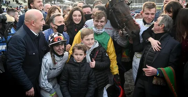 photo  dimanche, « davidson du pont », drivé par nicolas bazire, a remporté le prix d’amérique. à droite, habillé en noir, jean-yves rayon, grand-père de nicolas bazire et éleveur de « davidson du pont ».  &copy;  marc ollivier/ouest-france 
