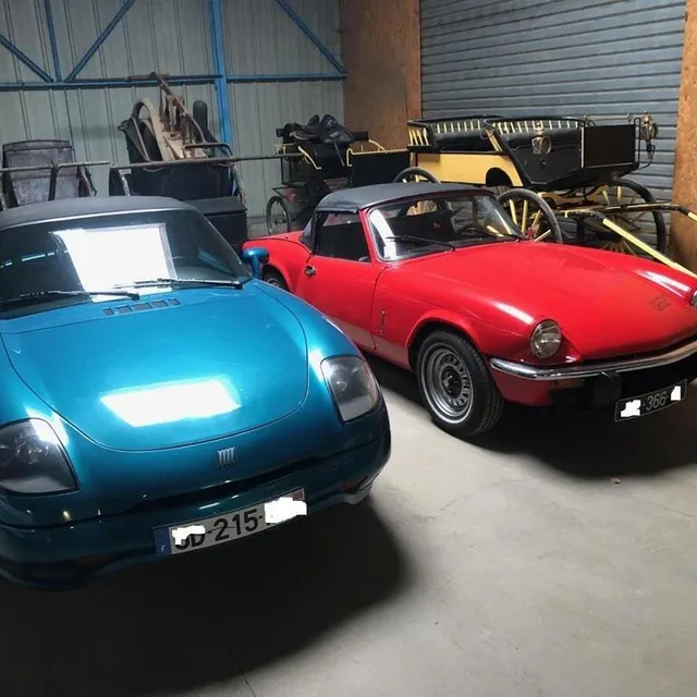 photo la fiat barchetta bleue a été vendue 5 550 € et la triumph spitifire pour 8 000 €  ©  archives ouest-france