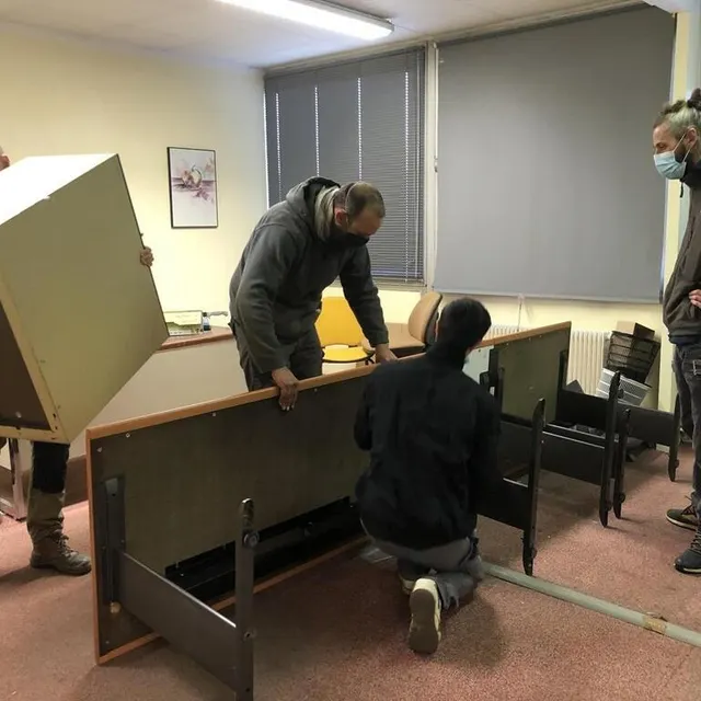 photo à droite, joachim parent, encadrant technique salarié, procède au déménagement des bureaux avec des salariés en insertion des jardins du cœur.  ©  ouest-france