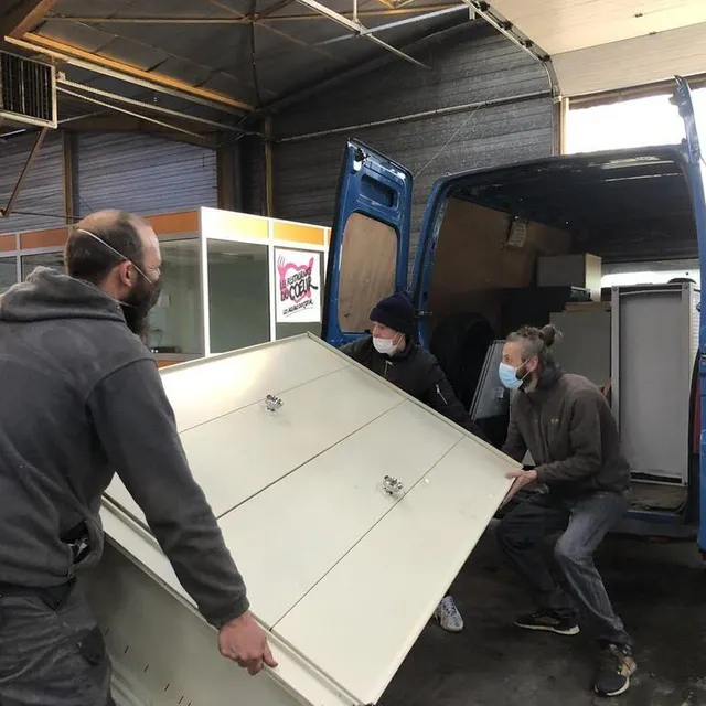 photo les camions de l’association sont utilisés pour transporter le mobilier de la rue lazare-carnot à la rue andré-ampère.  ©  ouest-france