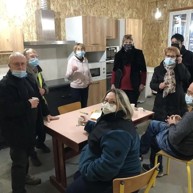 photo dans la cuisine du nouveau siège, encore en cours d’aménagement, plusieurs bénévoles et cindy guilbert, accompagnatrice socioprofessionnelle, font une pause.  ©  ouest-france