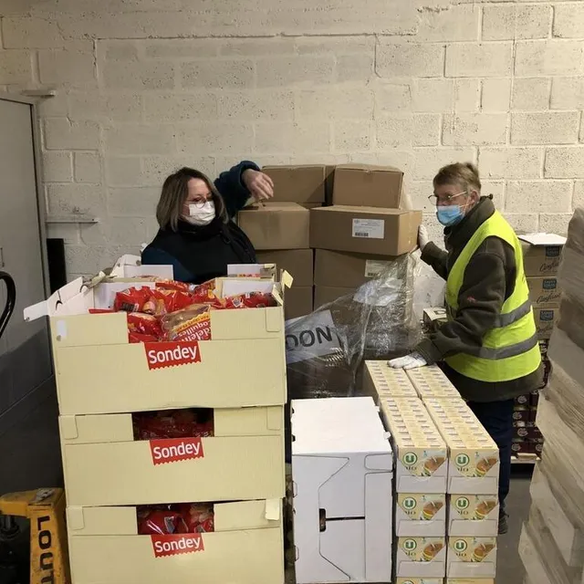 photo céline et jocelyne, toutes deux bénévoles, préparent les commandes alimentaires des centres de distribution car l’activité de l’entrepôt, déménagé en décembre, ne s’est pas interrompue.  ©  ouest-france