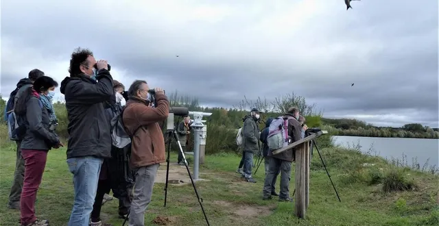 photo  le pôle environnement du pays fléchois reprendra les animations proposées par le collectif monnerie vivante, comme l’observation d’oiseaux. la prochaine a lieu le 6 février.  &copy;  archives le maine libre 