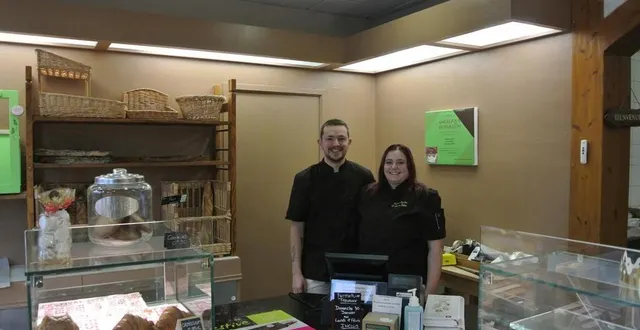 photo  angélique dupaillon et corentin lair, un joli duo de choc qui sait mettre la main à la pâte.  &copy;  ouest-france 