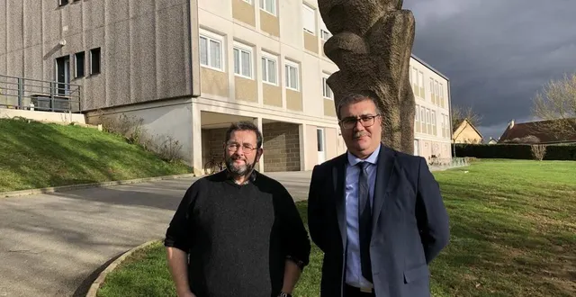 photo  emmanuel fourré, professeur au collège jacques-prévert de domfront-en-poiraie (orne) et ilyas calli, le principal du collège.  &copy;  ouest-france 