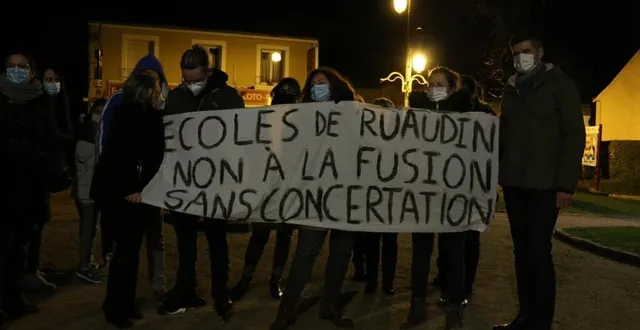 photo  lundi 31 janvier 2022, vers 19 h 30, des parents d’élèves de ruaudin (sarthe) sont venus à la rencontre des élus, devant la salle du conseil municipal. ils déplorent le manque de concertation dans l’élaboration du projet de fusion de l’école maternelle et l’école élémentaire.  &copy;  ouest-france 