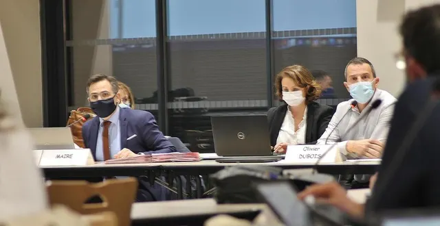 photo  nicolas leudière, le maire, et son premier adjoint olivier dubois, lors du conseil municipal de sablé-sur-sarthe (sarthe), lundi 31 janvier 2022, à la salle madeleine-marie.  &copy;  ouest-france 