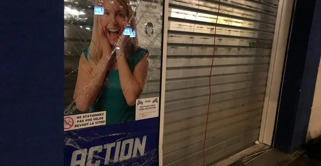 photo  le rideau de fer a été baissé sur des portes vitrées fracassées.  &copy;  ouest-france 