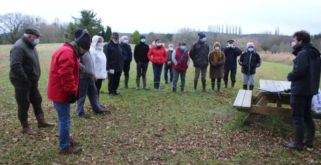 photo  rémi jardin (à droite) a dispensé ses conseils sur la pratique du comptage, avant une dispersion par petits groupes équipés de jumelles.  &copy;  ouest-france 