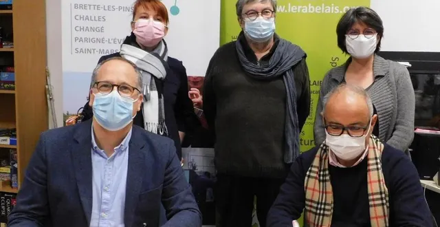 photo  nicolas rouanet, président du sud-est manceau et mohamed khaled, président du centre rabelais signant le contrat de délégation de service public devant sonia lebeau, michel goyet et françoise ouvrard.  &copy;  ouest-france 