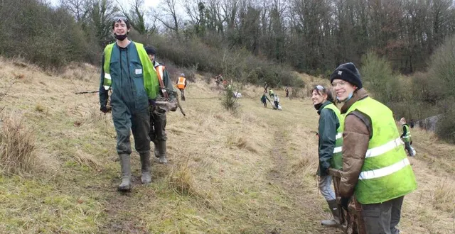 photo  les étudiants ont passé toute la journée, mardi, à la réalisation d’un chantier professionnel au coteau du champ des noyers, un site naturel remarquable, propriété du conservatoire des espaces naturels de normandie.  &copy;  ouest-france 