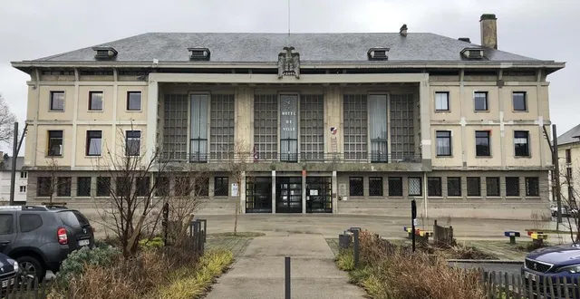photo  l’hôtel de ville a été construit entre 1954 et 1957, sur les fondations de l’ancienne mairie détruite en 1944 par les bombardements.  &copy;  ouest-france 