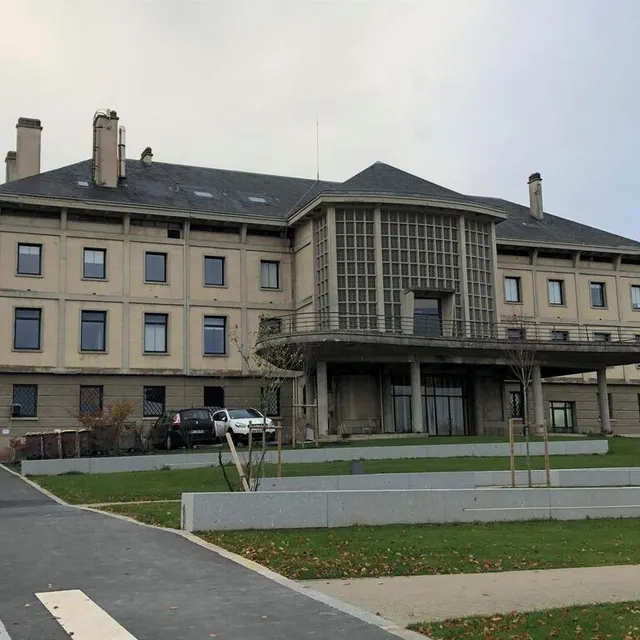 photo à l’arrière du bâtiment, la terrasse doit être consolidée pour retrouver sa fonction de réception.  ©  ouest-france