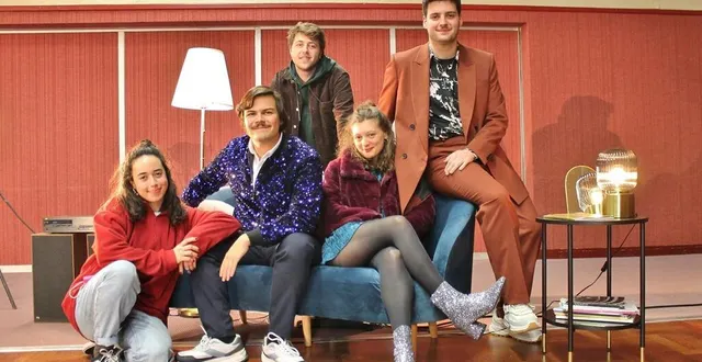 photo  léa binsztock, paul meynieux, felix geslin, camille gélin et charles patault, de la compagnie les assoiffés d’azur, sont en résidence à la salle des fêtes de parcé-sur-sarthe (sarthe) jusqu’au dimanche 6 février 2022.  &copy;  ouest-france 