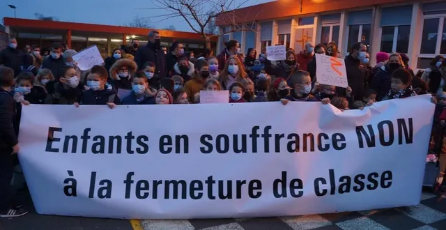 photo  jeudi matin, dans la cour de l’école, ils étaient nombreux parents, écoliers et élus pour manifester leur désapprobation à la possible fermeture d’une classe l’année prochaine.  &copy;  ouest-france 