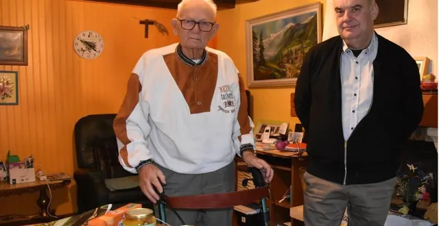 photo  pierre marlin et michel froger ont livré les colis gourmands.  &copy;  le maine libre 