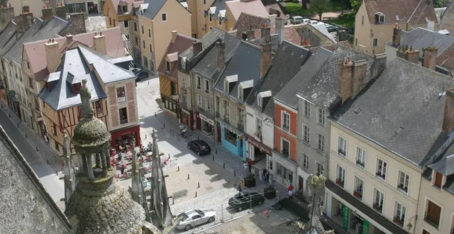 photo  huit montées au clocher de l’église notre-dame-des-marais sont prévues de nuit… à la bougie.  &copy;  archive le maine libre 