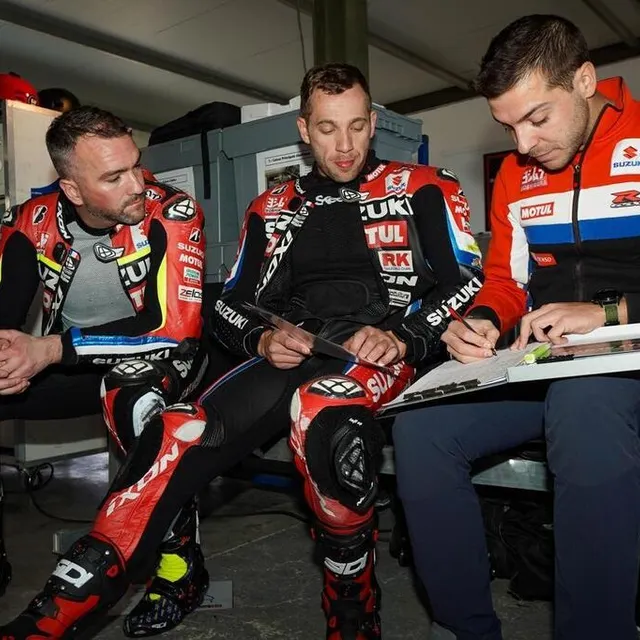 photo le sert a repris la piste à almeria, ce jeudi. ici siméon, black et l’ingé piste paul vincent.  ©  arnaud despelchain