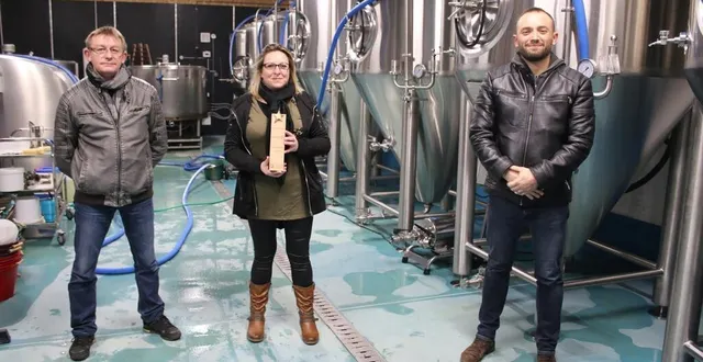photo  stéphanie grouard, trophée en mains, entourée de cédric à sa gauche et de franck royer dans leur microbrasserie mage malte à mamers (sarthe)  &copy;  ouest-france 