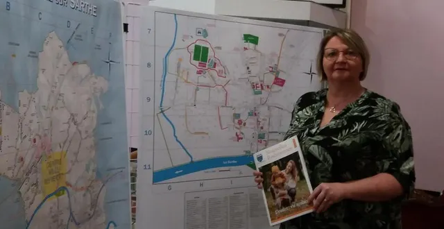 photo  catherine taureau, la maire, présente la nouvelle numérotation des maisons de la commune.  &copy;  ouest-france 