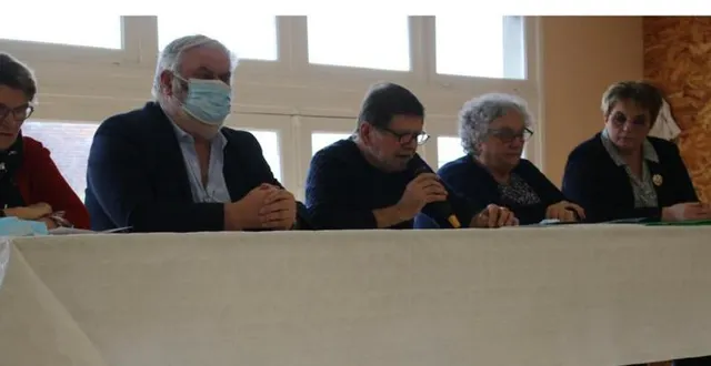 photo  daniel besnard, président, au centre, entouré d’andré trotte, maire, à sa droite,  et des membres du bureau.  &copy;  ouest-france 