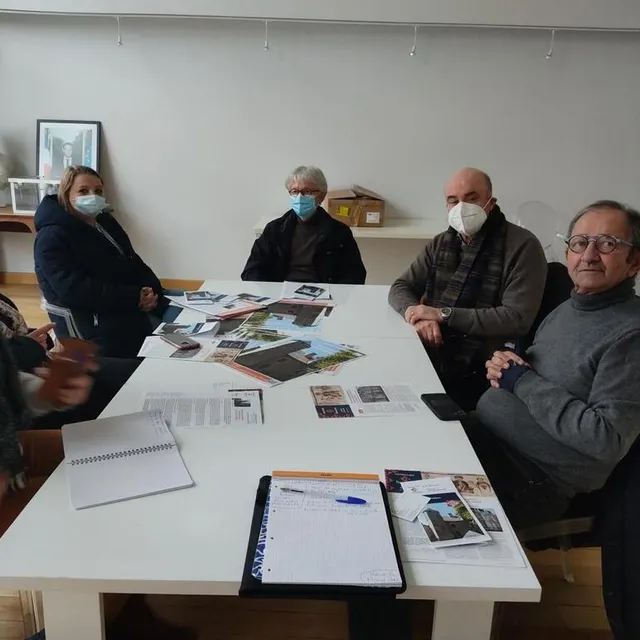 photo le maire, daniel coudreuse tout à droite suivie de thierry berthé, le délégué département de la fondation du patrimoine lors de du lancement de l’appel au don.  ©  le maine libre