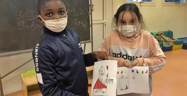 photo  emmanuel et esma, 7 ans, montrant les dessins qu’ils ont réalisés pour les cartes distribuées aux seniors, en décembre 2021.  &copy;  ouest-france 