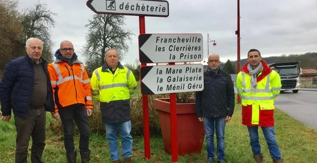 photo  visite de terrain, avec (de gauche à droite) : serge batrel (maire adjoint), franck legault et christian desdouits (conseil départemental, philippe bigot (maire), teddy lelièvre (signaux girod caen).  &copy;  ouest-france 