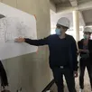 photo  ludovic blanchard, architecte du projet, détaillant le plan du pôle culturel lors d’une visite du chantier en octobre 2021. 