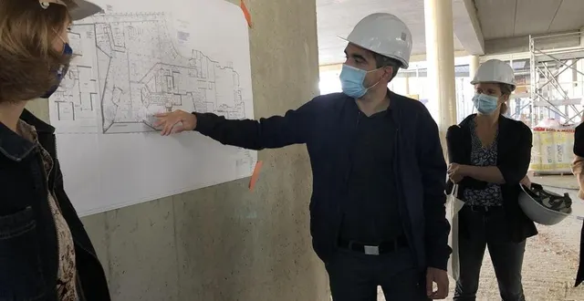photo  ludovic blanchard, architecte du projet, détaillant le plan du pôle culturel lors d’une visite du chantier en octobre 2021.  &copy;  archives ouest-france 