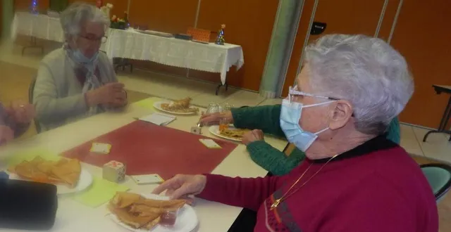photo  une dégustation de crêpes était au programme des aînés.  &copy;  le maine libre 