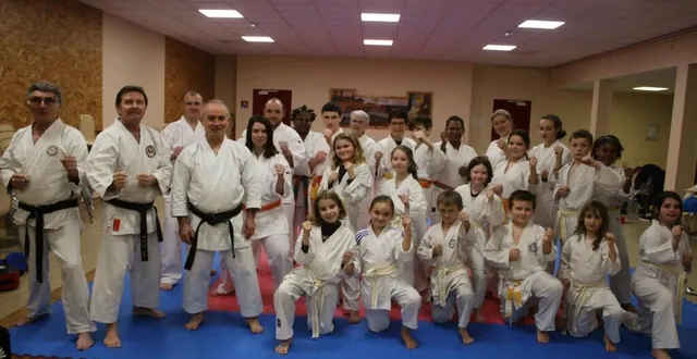photo  au premier rang à gauche, alain soreau, président, suivi de laurent chaudron et frédéric rimbault, entourés des licenciés du club.  &copy;  ouest-france 