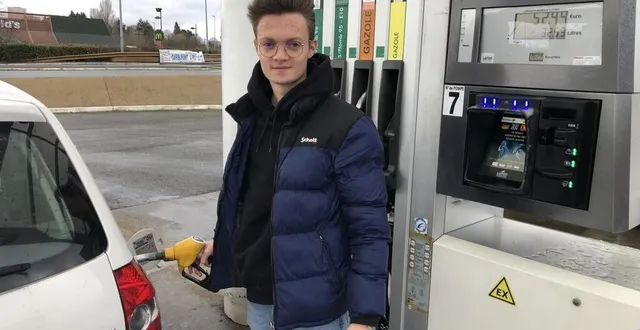 photo  tom, étudiant en alternance âgé de 18 ans, est regardant sur les prix du carburant.  &copy;  photo le maine libre 