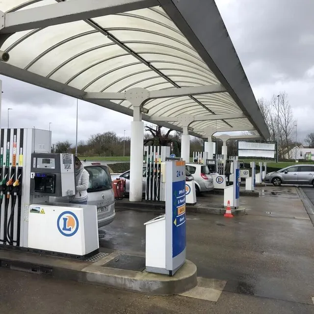 photo plusieurs clients affirment se priver davantage sur d’autres dépenses, en raison de la hausse vertigineuse des prix du carburant.  ©  photo le maine libre