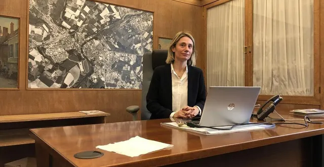photo  mélanie duchemin, la nouvelle directrice générale des services, occupera le bureau de raphaël elizé à la mairie de sablé-sur-sarthe.  &copy;  ouest-france 
