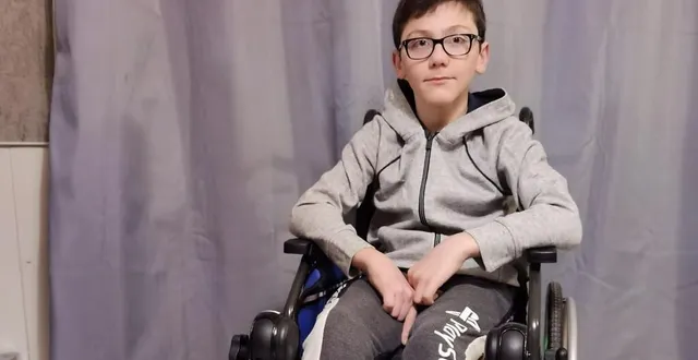 photo  en raison d’une leucodystrophie, diagnostiquée en octobre, le jeune garçon ne peut plus monter les escaliers dans son logement au sap-en-auge (orne).  &copy;  ouest-france 