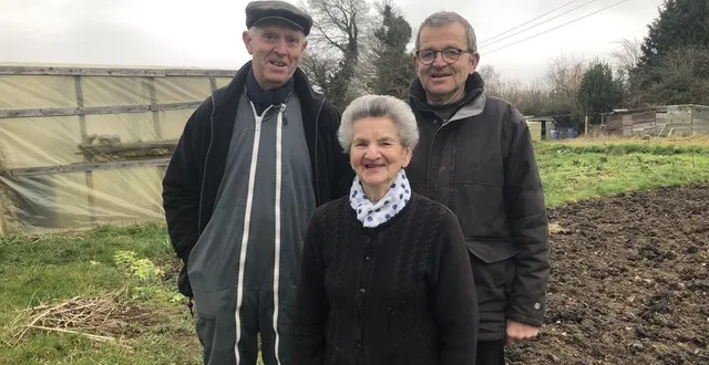 photo  de gauche à droite : jean-luc fouyer, rolande geslot et gérard michel, trois jardiniers attachés à leur parcelle.  &copy;  ouest-france 