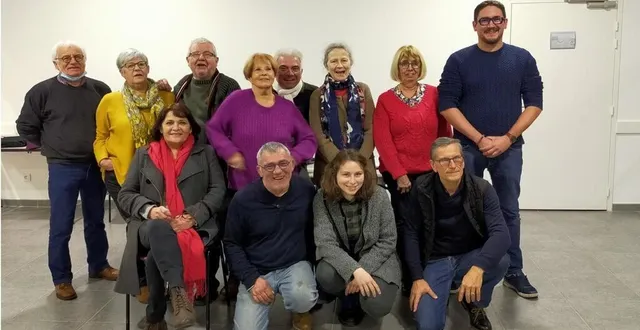 photo  au centre, la présidente, josiane fourrier, entourée des comédiens et des bénévoles de la troupe.  &copy;  ouest-france 