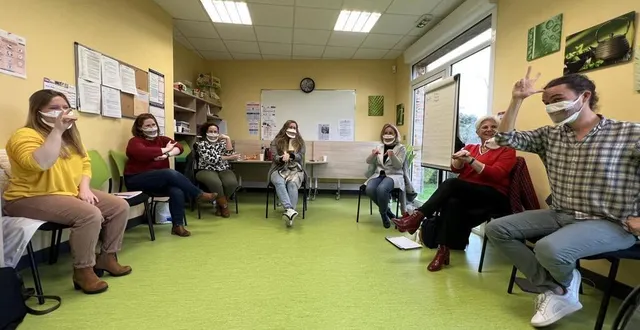 photo  sept stagiaires ont passé leur évaluation de niveau a.1.1 en langue des signes à la providence d’alençon.  &copy;  ouest-france 