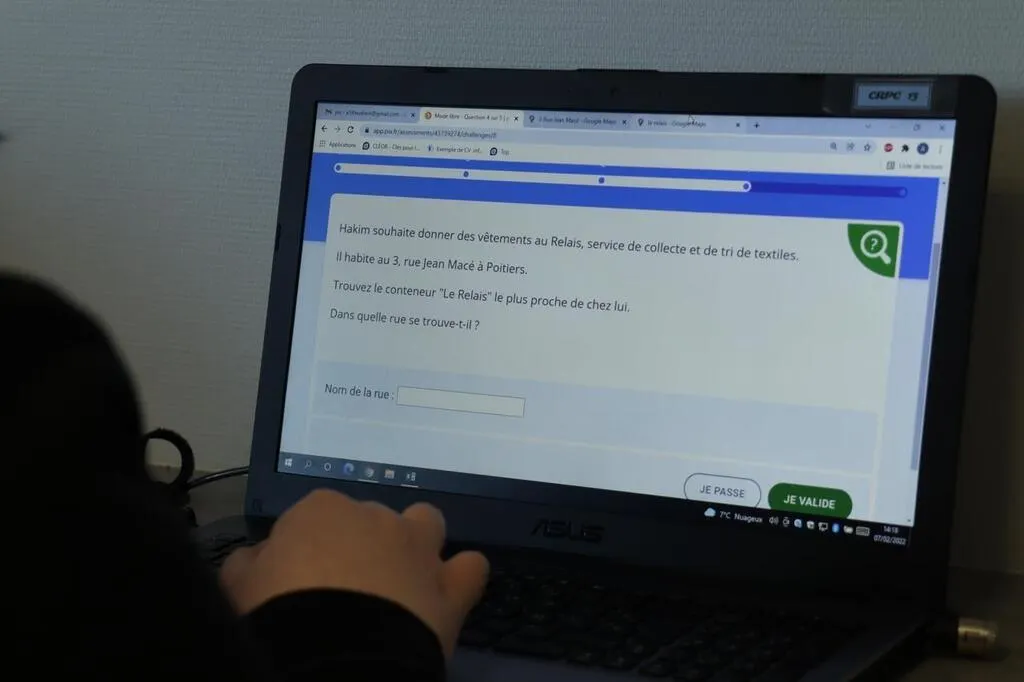 « C’est quoi une pièce jointe ? » à Lisieux, les jeunes face à la fracture numérique