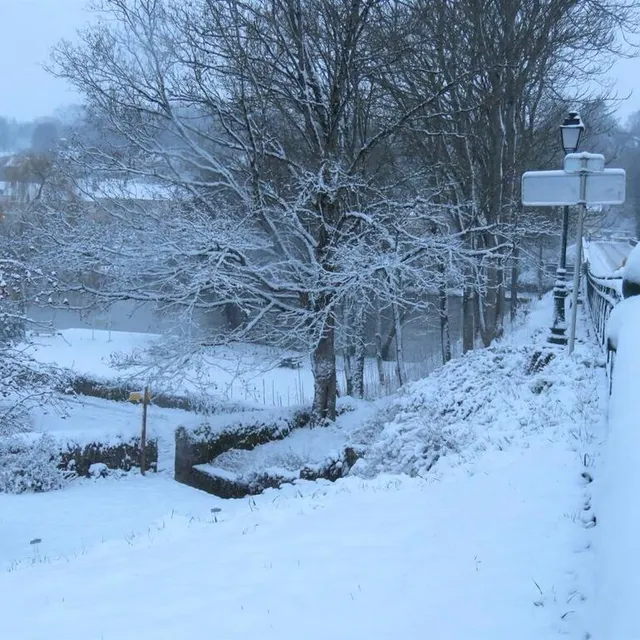 photo l’accès piéton vers le bord de la sarthe, le pont de solesmes, sous la neige.  ©  ouest-france