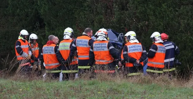 photo  la route a été bloquée par la gendarmerie le temps de l'intervention des pompiers.  &copy;  ouest-france 