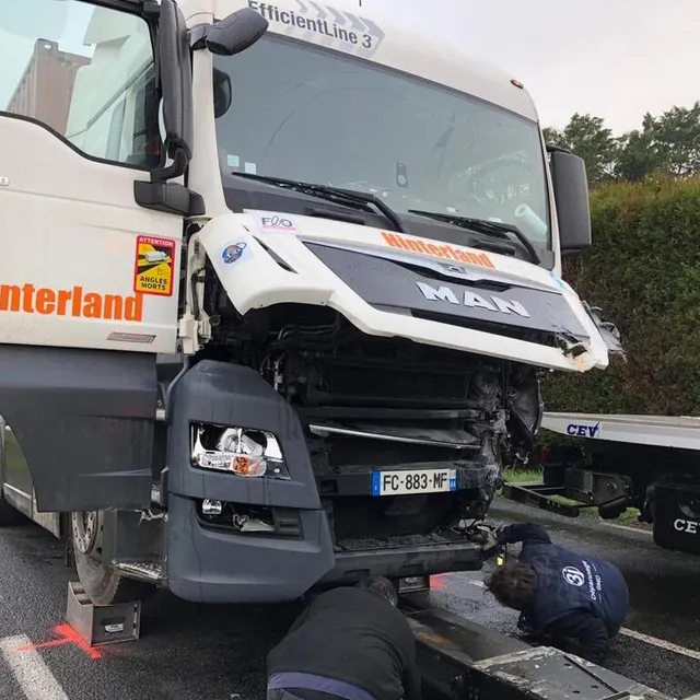 photo le poids lourd était chargé de pneus.  ©  ouest-france