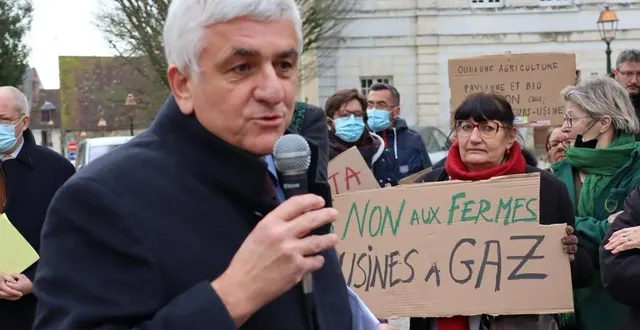 photo  le président de la région normandie, hervé morin, a répondu aux opposants avant la présentation du projet.  &copy;  ouest-france 