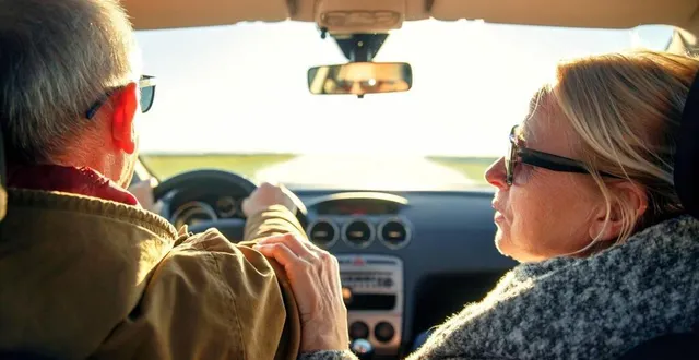 photo  un couple de seniors en voiture. photo d’illustration.  &copy;  pointimages - stock.adobe.com 