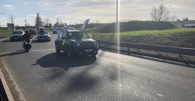 photo  vers 15 heures, au rond point du parc manceau, les premiers véhicules du convoi de la liberté arrivaient de bretagne.  &copy;  le maine libre 